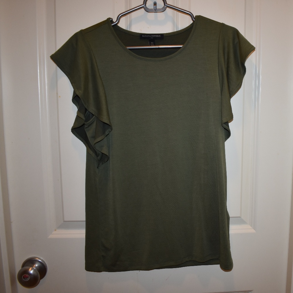 Green ruffled short sleeve shirt